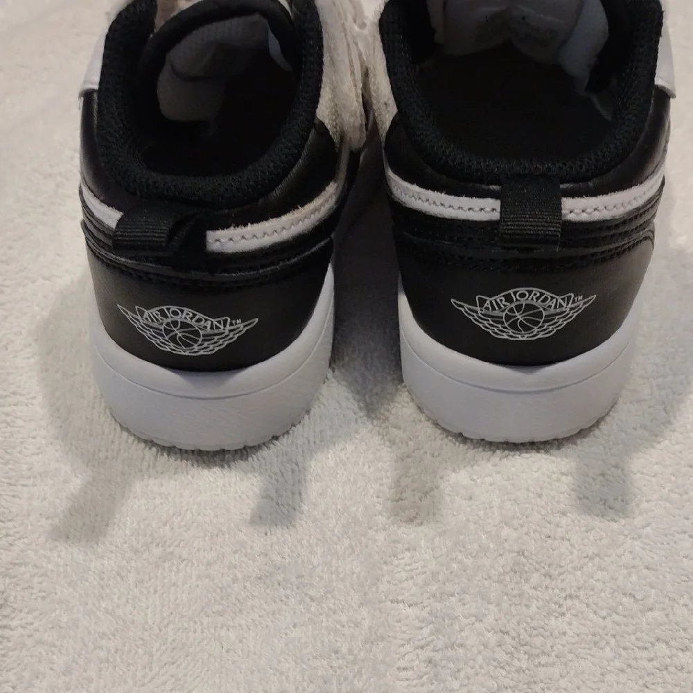 Jordan Kids Sneakers in White and Black - Picture 5 of 6